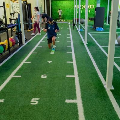 Groene 15 mm hoog kunstgrasmat voor commerciële sportscholen