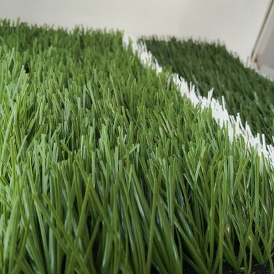 Monofilament PE buitengras op voetbalveld met een hoge dichtheid en een stijfrequentie van 16/10 cm