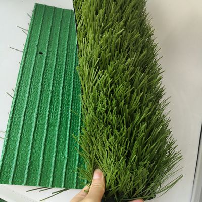 Monofilament PE buitengras op voetbalveld met een hoge dichtheid en een stijfrequentie van 16/10 cm
