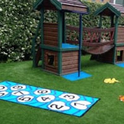 PE-PP-steunend kunstgras logo Kleurpatroon Synthetisch gras Mini-voetbal tapijt