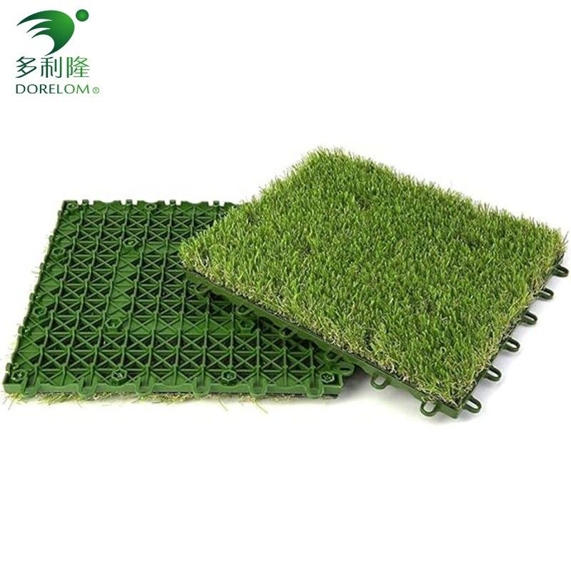 Commerciële kunstmatige grasgras tegel interlocking ontwerp 3/8 inch Gauge DIY huisdier gazon mat